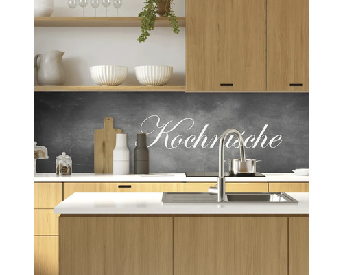 Küchenrückwand mit Tafelmotiv und dem Schriftzug Kochmische in einer hellen Küche.