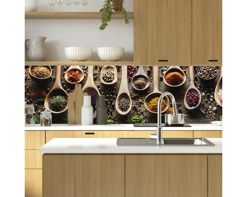 Küchenszene mit hölzernen Unterschränken, Spüle und Rückwand mit Gewürzmotiv