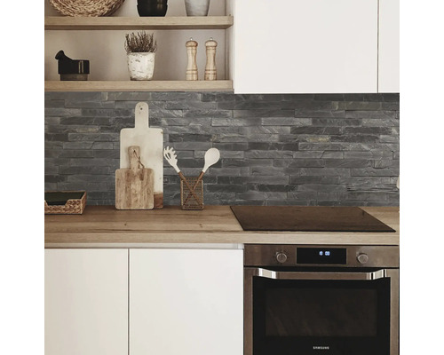 Küchenszene mit Steinwandverkleidung, Holzarbeitsplatte und Einbauherd