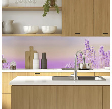 Küchenszene mit Holzschränken, Spüle und Küchenrückwand mit Lavendelmotiv