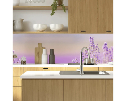 Küchenszene mit Holzschränken, Spüle und Küchenrückwand mit Lavendelmotiv