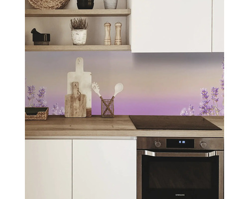 Küchenszene mit Spüle, Arbeitsplatte, Küchenutensilien und Lavendel Motiv als Fliesenspiegel