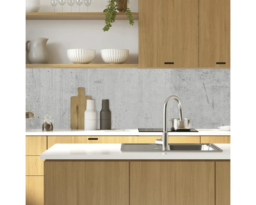 Moderne Küche mit Holzschränken, Spüle und Betonwand