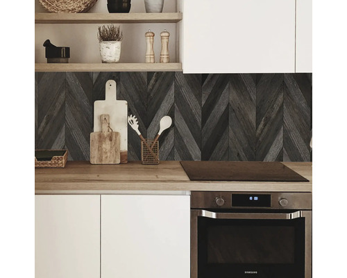 Küchenszene mit Holzmuster-Wandpaneelen im Fischgrätmuster