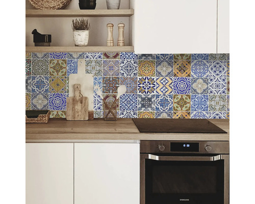 Küchenszene mit weißen Schränken, Arbeitsplatte aus Holz und Wandfliesen im Vintage-Stil