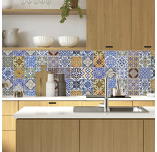 Küchenszene mit Küchenschränken, Spüle und Mosaikfliesen