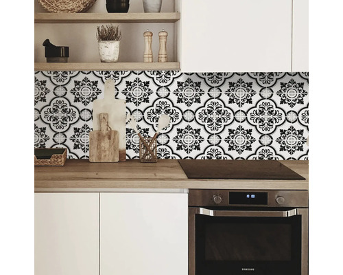 Küchenszene mit Wandfliesen in floralem Design