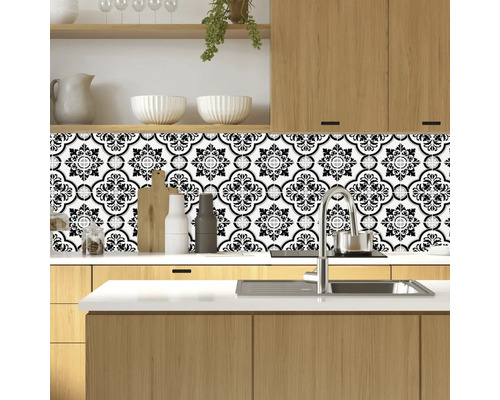 Küchenszene mit Mosaikfliesen in Schwarz und Weiß als Spritzschutz