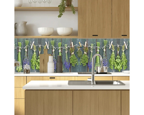 Küchenrückwand mit Kräutermotiven in einer hellen Küche