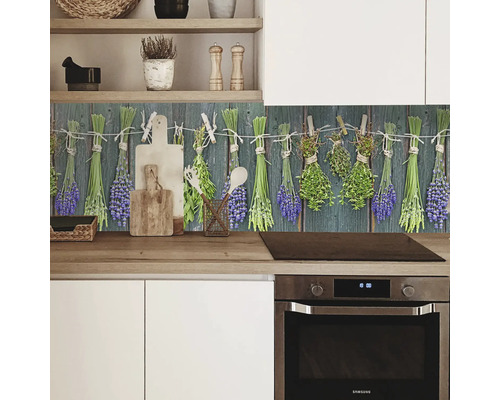 Küchenrückwand mit Kräutermotiv und Holzhintergrund