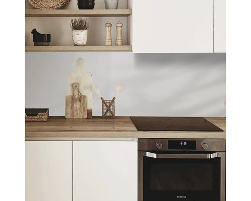 Küchenszene mit Arbeitsplatte, Kochfeld und Einbaubackofen