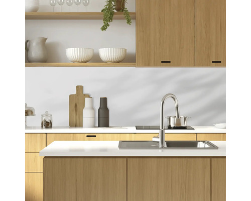 Küchenszene mit Spüle, Armatur, Kochfeld, Küchenschränken und Regalen