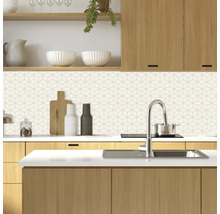 Küchenszene mit Holzschränken, Spüle und geometrischen Fliesenaufklebern