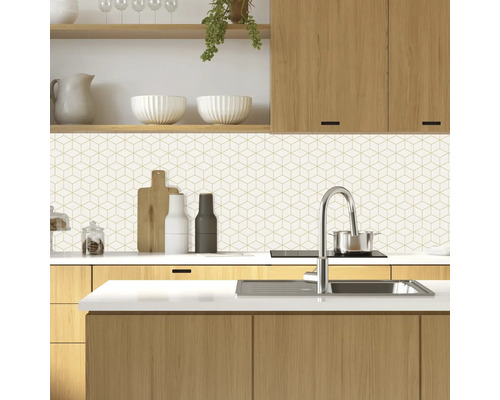 Küchenszene mit geometrischer Wandfliese, Spüle und Holzelementen