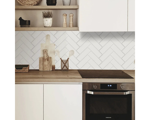 Küchenszene mit weißen, rechteckigen Fliesen im Fischgrätenmuster