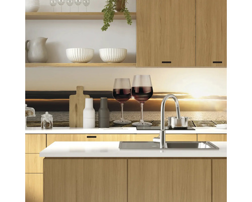 Küchenszene mit Holzküchenschränken, Spüle, Armatur und Dekorationen