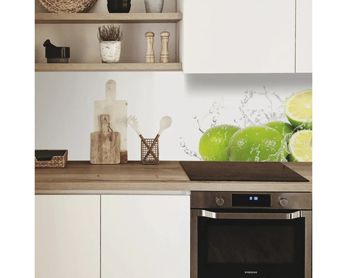 Küchenszene mit Limetten-Motiv auf der Küchenrückwand