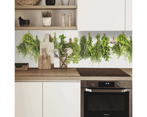 Küchenszene mit hängenden Kräutern als Dekoration