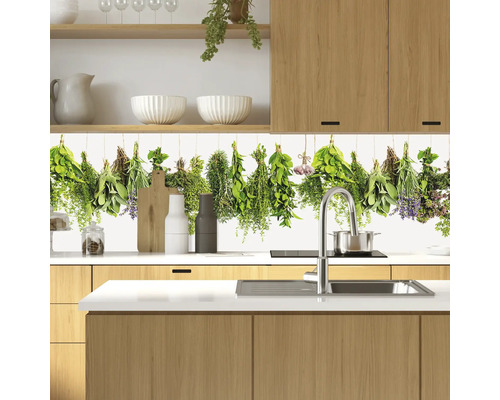 Küchenszene mit Kräutermotiv-Wandbild über der Arbeitsfläche