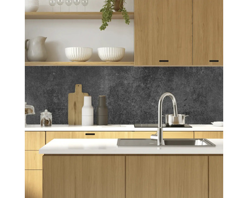 Moderne Küche mit Holzschränken, Spüle und Küchenutensilien