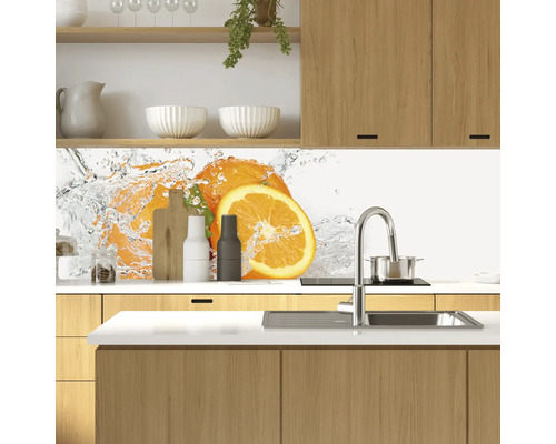 Küchenrückwand mit Orangenmotiv in einer modernen Küche