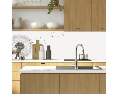 Küchenszene mit Spüle, Armatur und Küchenutensilien