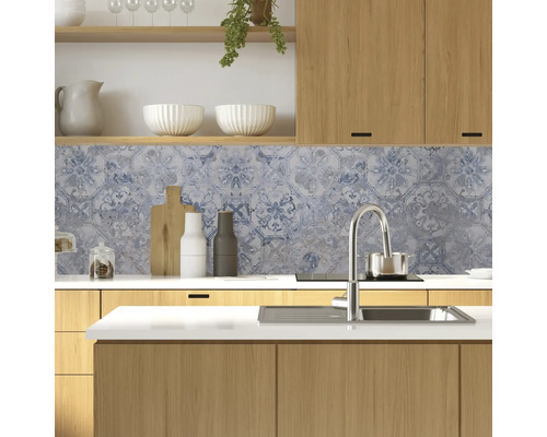 Moderne Küche mit Holzschränken und Wandfliesen im Vintage Stil