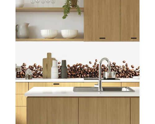 Küchenszene mit einer Küchenrückwand mit Kaffeebohnenmuster