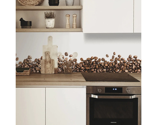 Küchenszene mit Kaffeebohnen Wandtattoo, Arbeitsplatte, Schränken und Regalen