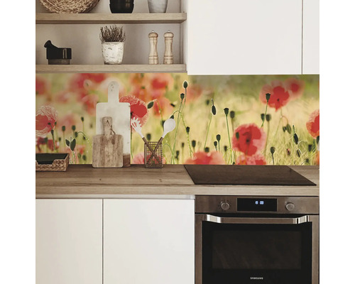 Küchenszene mit Mohnblumen-Wandpaneel, Arbeitsplatte und Küchenutensilien.