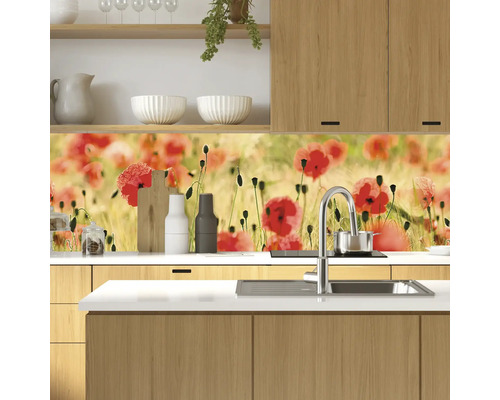 Küchenszene mit Küchenrückwand mit Mohnblumenmuster