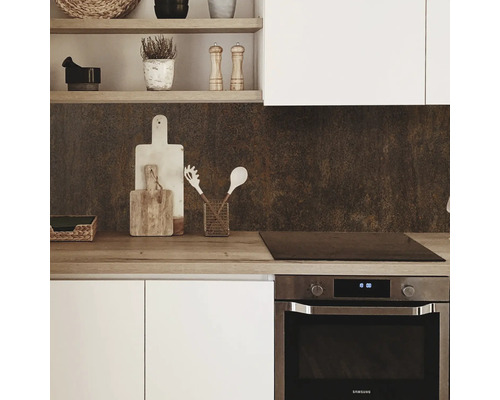 Küchenszene mit weißen Schränken, Küchenrückwand, Arbeitsplatte, Kochfeld und Backofen.