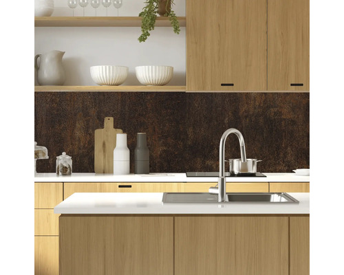 Küchenszene mit Holzschränken, Spüle und Dekorationen