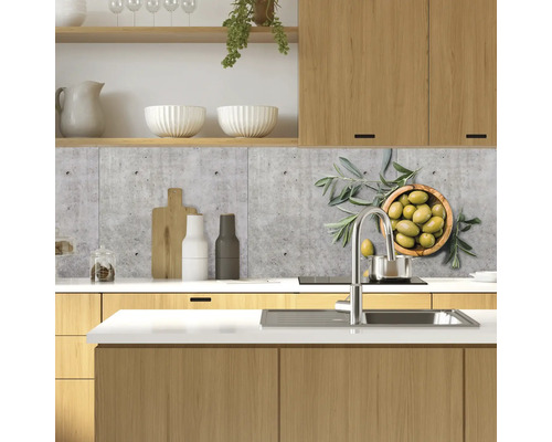 Küchenszene mit Arbeitsplatte, Spüle, Armatur, Küchenutensilien und Rückwand mit Olivenmotiv