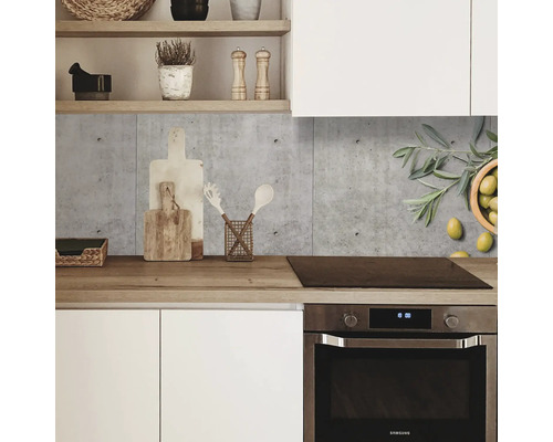 Küchenszene mit Betonwandbild, Holzarbeitsplatte und weißen Schränken