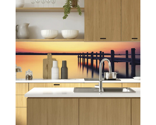 Küchenszene mit Küchenrückwand mit Seebrückenmotiv