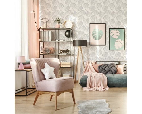 Wohnzimmer mit Sessel, Regal und Zimmerpflanzen vor einer Tapete mit Blattmuster