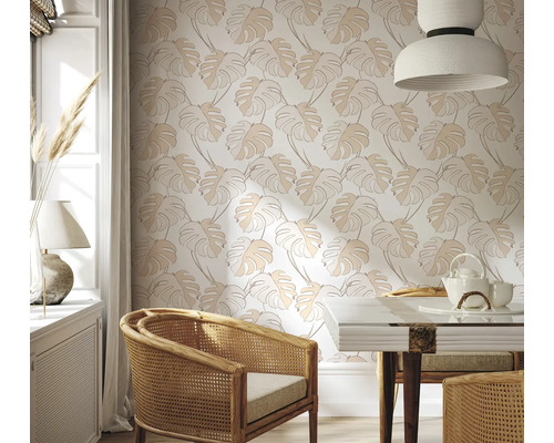 Helles Esszimmer mit Monstera-Blatt-Tapete, Rattansessel und Esstisch.