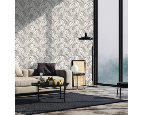 Wohnzimmer mit gemusterter Tapete, Sofa und Teppich für ein stilvolles Interieur