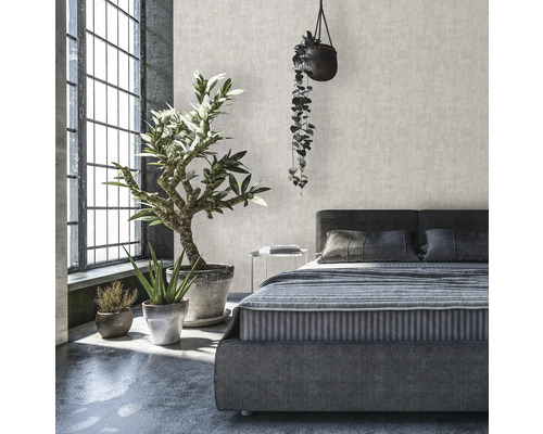 Schlafzimmer mit Bett, Zimmerpflanzen und großem Fenster