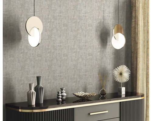 Modernes Interieur mit Pendelleuchten, Kommode und dekorativen Objekten