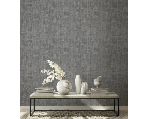 Szene mit grauer Tapete, Tisch mit Dekoration und Teppich