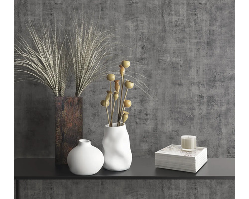 Dekorative Vasen und Bücher auf einem Regal