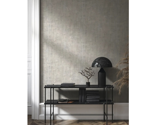 Dekorative Szene mit Konsole, Lampe und Dekoration im Innenbereich