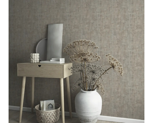 Dekoratives Interieur mit Konsole, Vase und Wandtapete