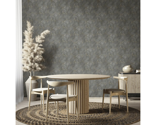 Esszimmer mit grauer Tapete mit geometrischem Muster, rundem Holztisch und Stühlen