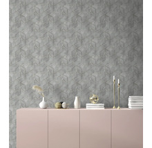 Wohnraum mit grauer geometrischer Tapete und rosa Sideboard