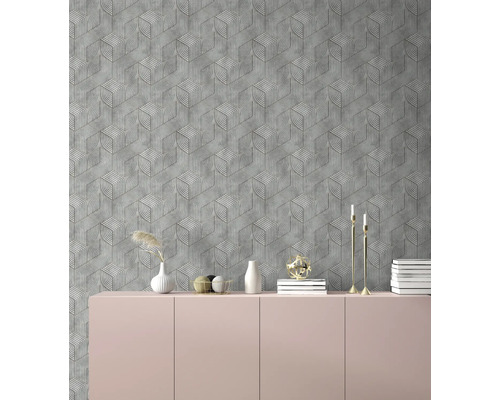 Wohnraum mit grauer geometrischer Tapete und rosa Sideboard