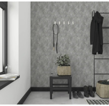 Flur mit geometrischer Tapete, Hocker, Pflanze und Garderobe