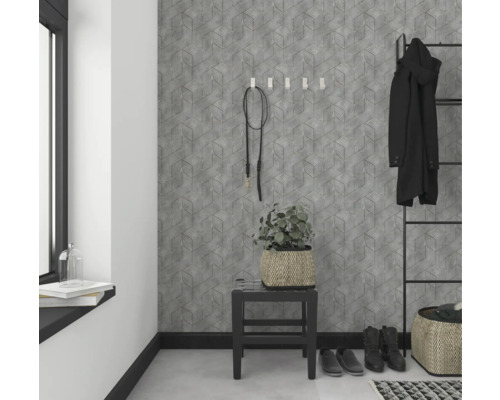 Flur mit geometrischer Tapete, Hocker, Pflanze und Garderobe